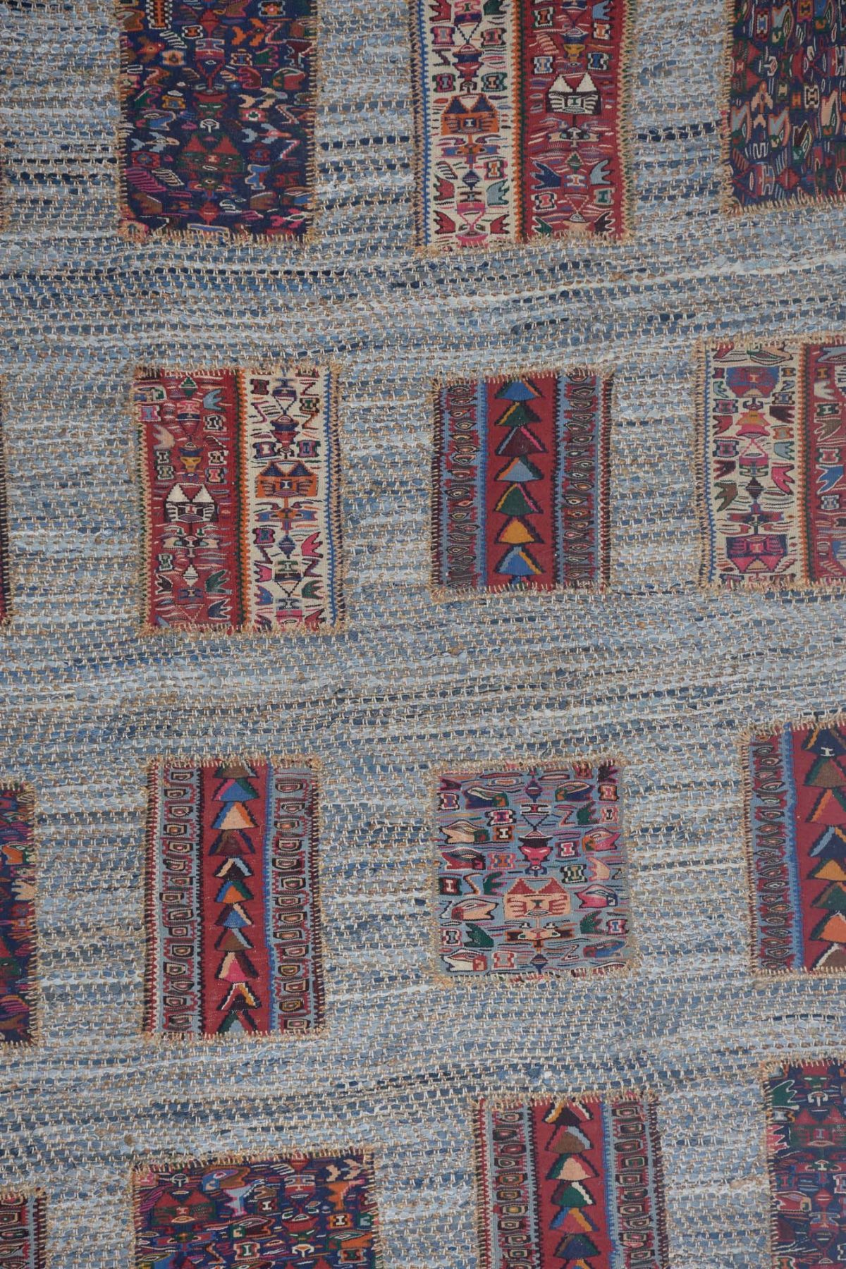 שטיח טלאים צבעוני עם רקע תכלת