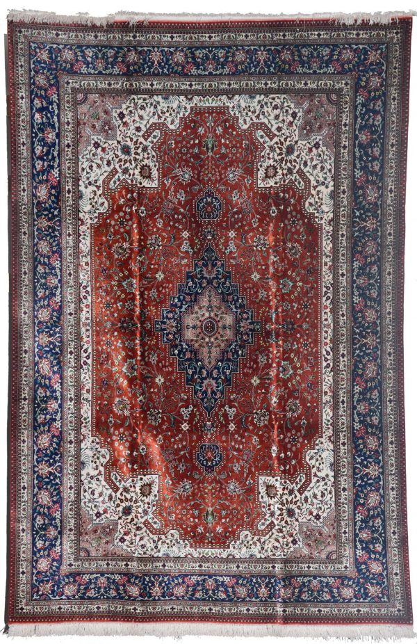 שטיח משי בגווני אדום כחול כהה חום ולבן