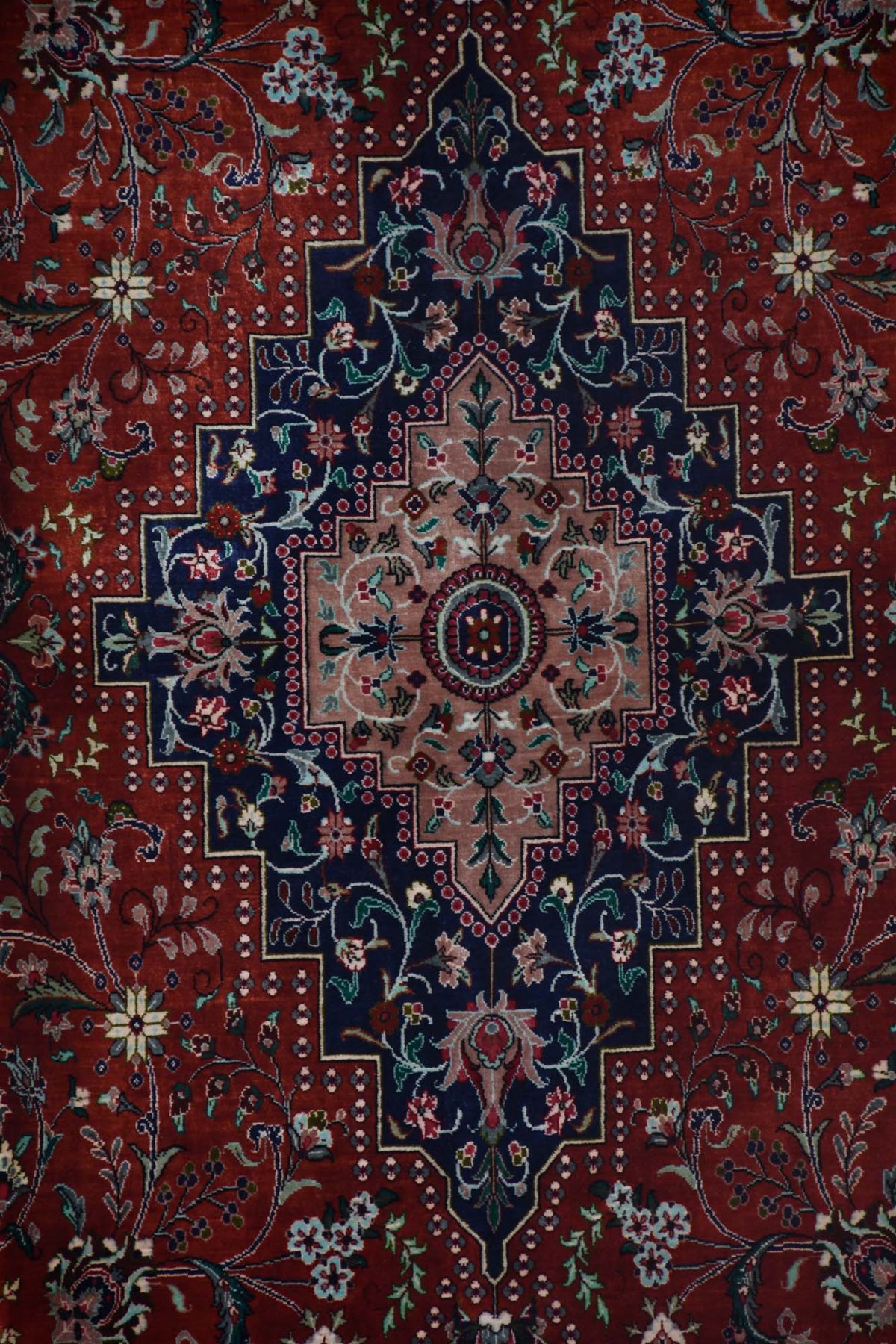 שטיח משי בגווני אדום כחול כהה חום ולבן