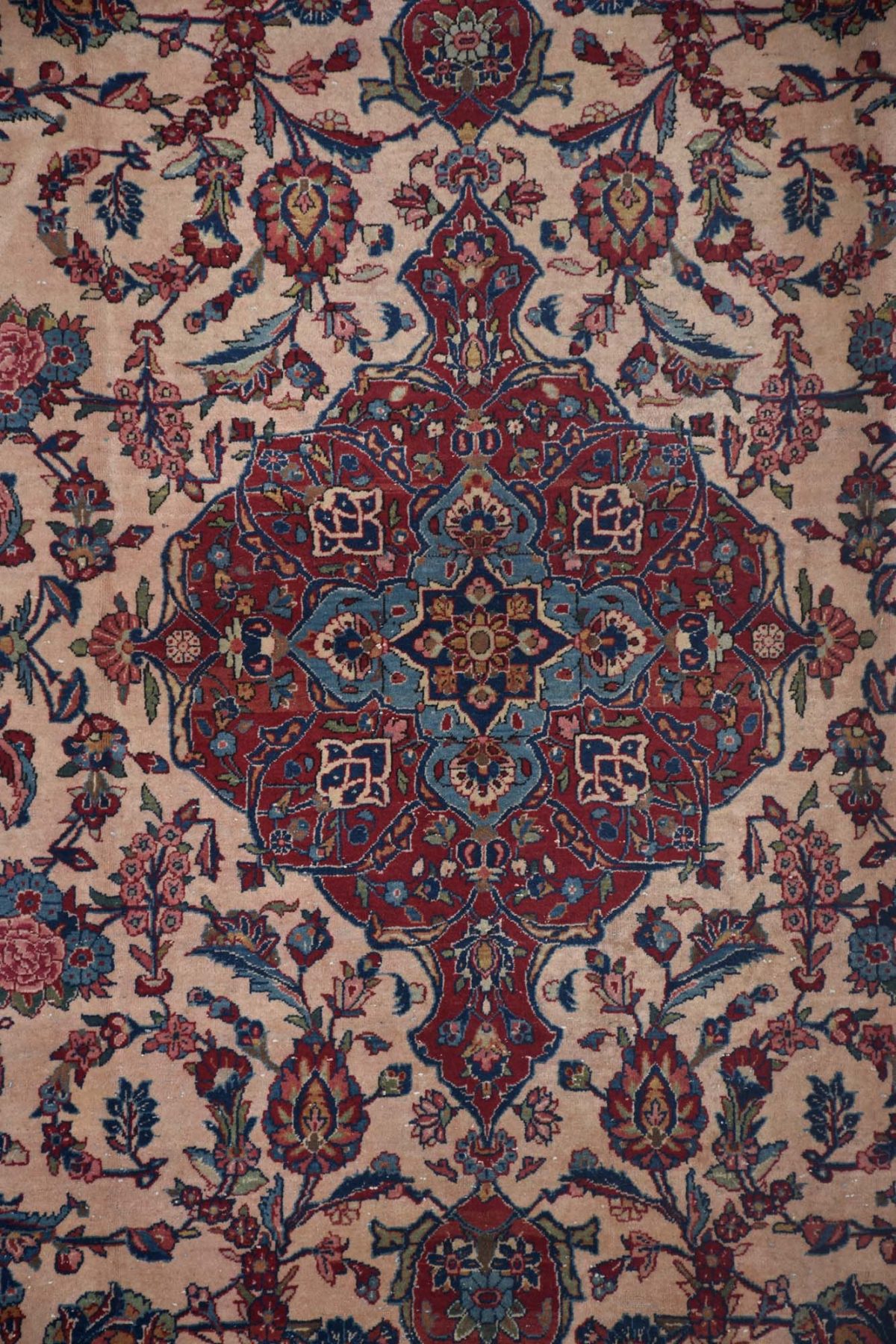שטיח קאשאן בגווני בז' כחול ואדום