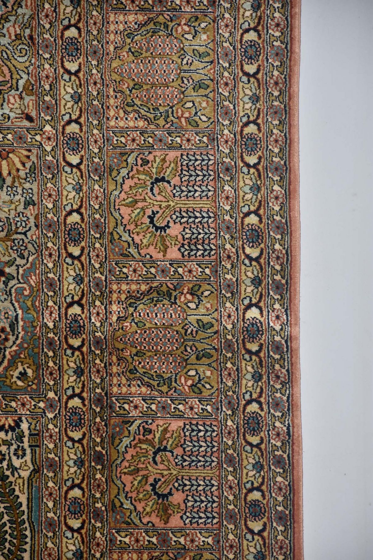 שטיח משי צבעוני עם דוגמאות אתניות