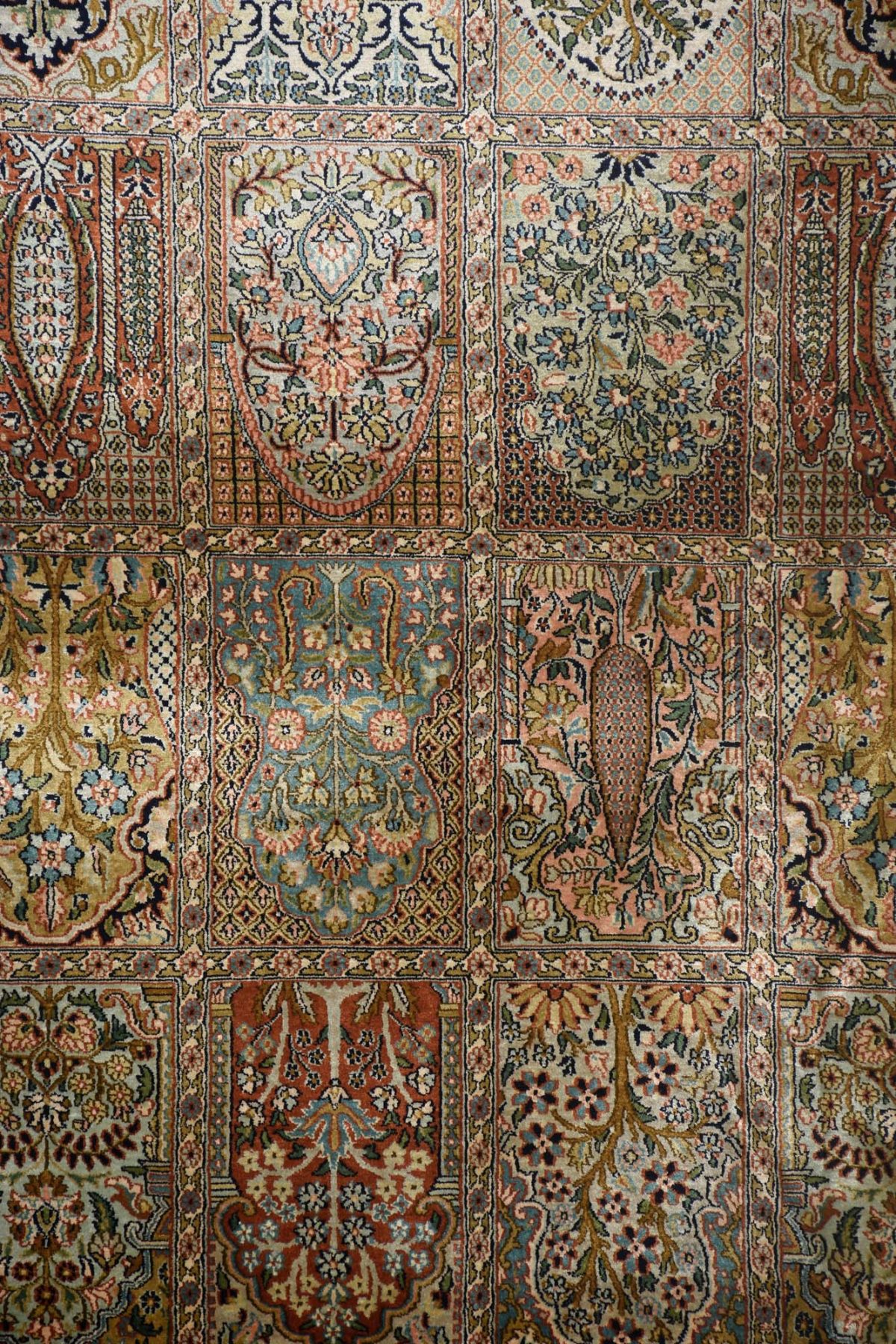 שטיח משי צבעוני עם דוגמאות אתניות