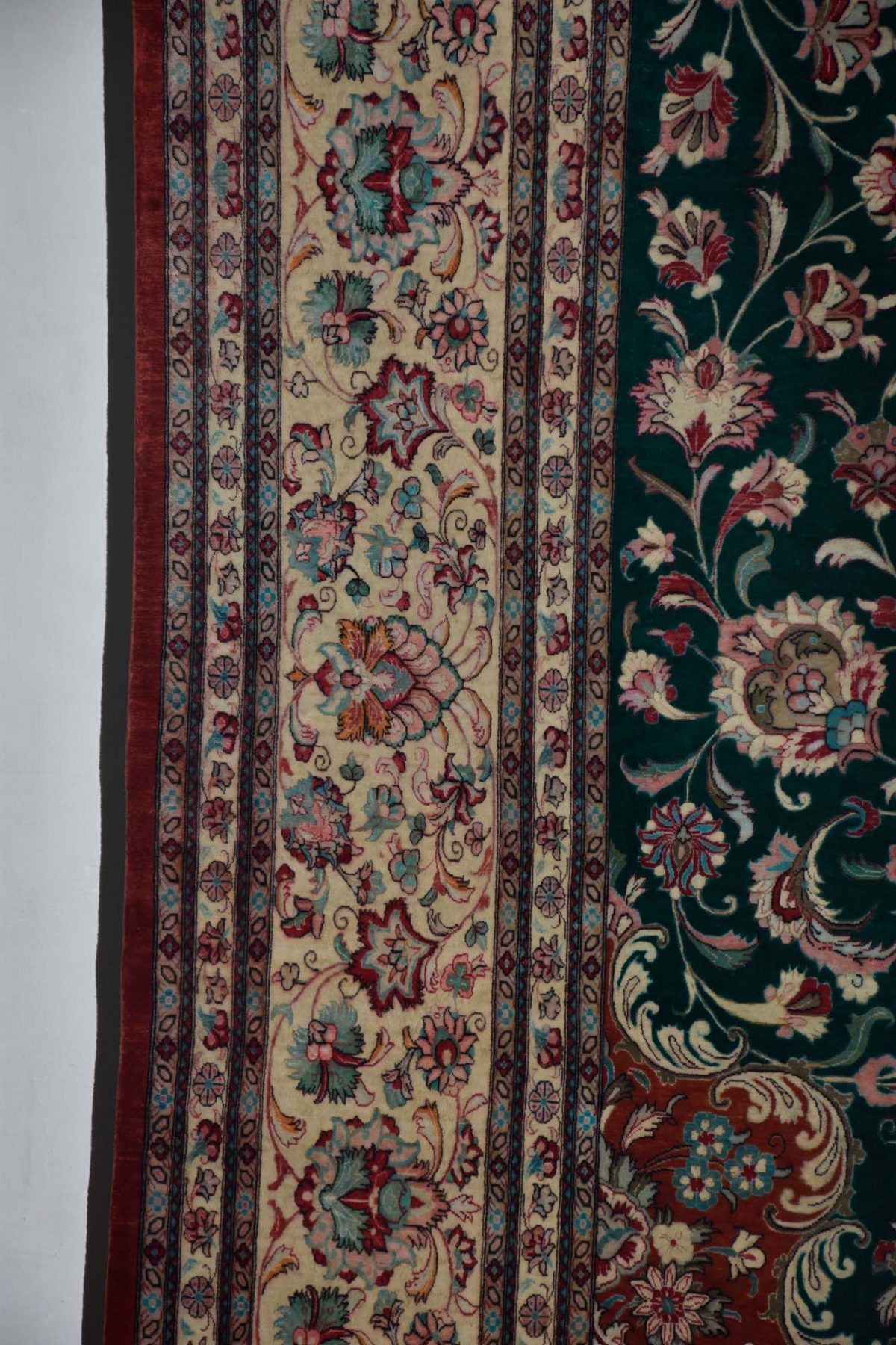 שטיח משי בגווני ירוק אדום ובז'
