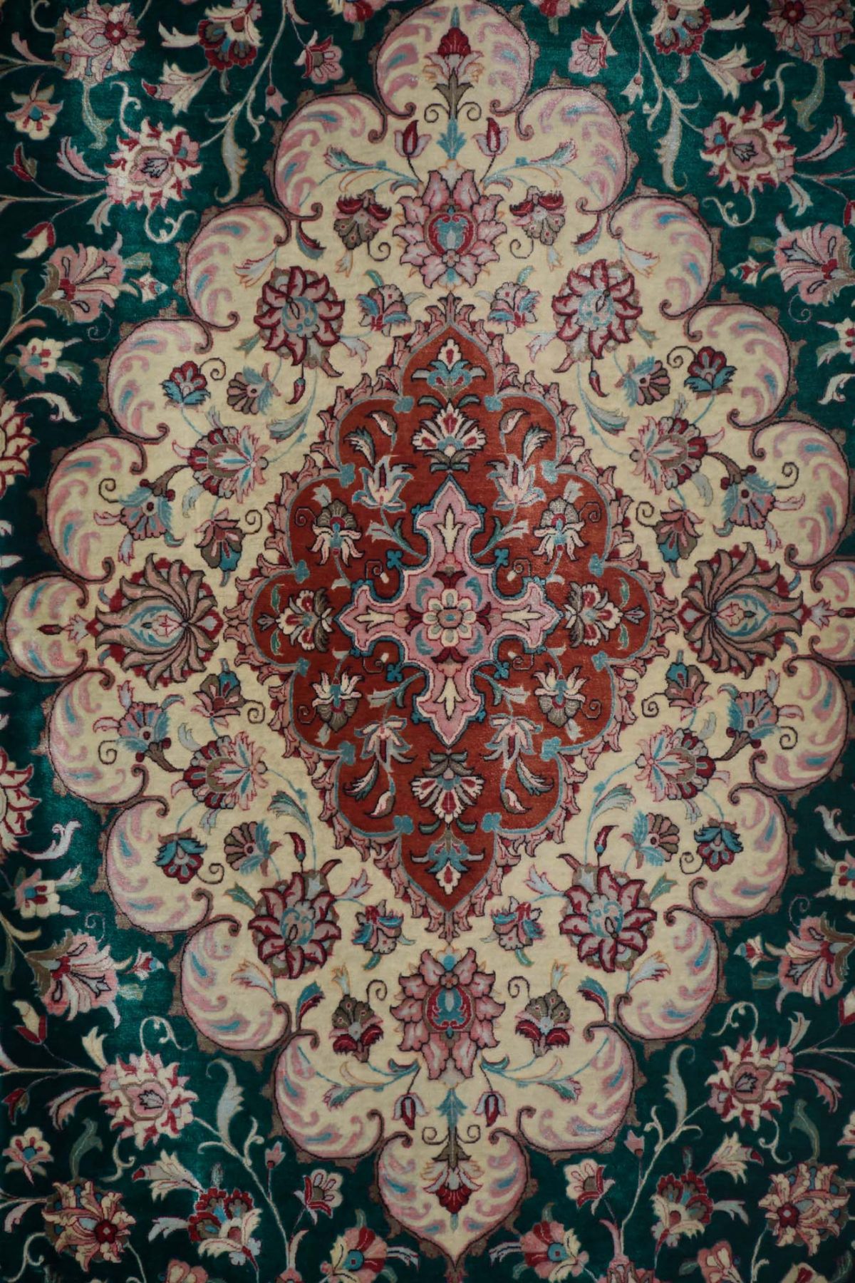 שטיח משי בגווני ירוק אדום ובז'