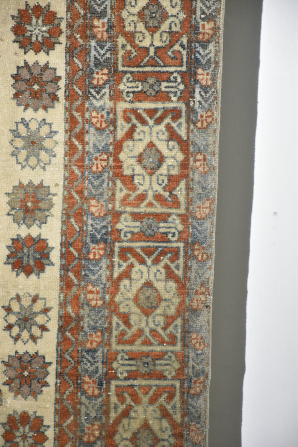 שטיח קווקאזי בגווני בז' ואדום
