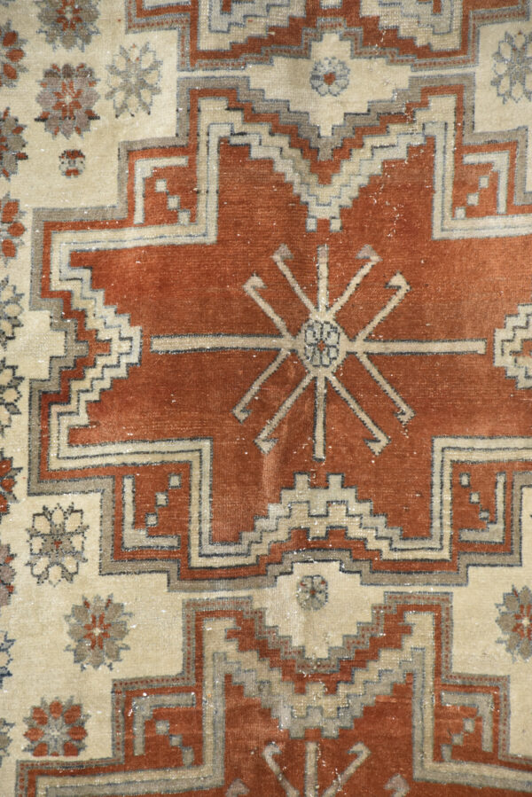 שטיח קווקאזי בגווני בז' ואדום