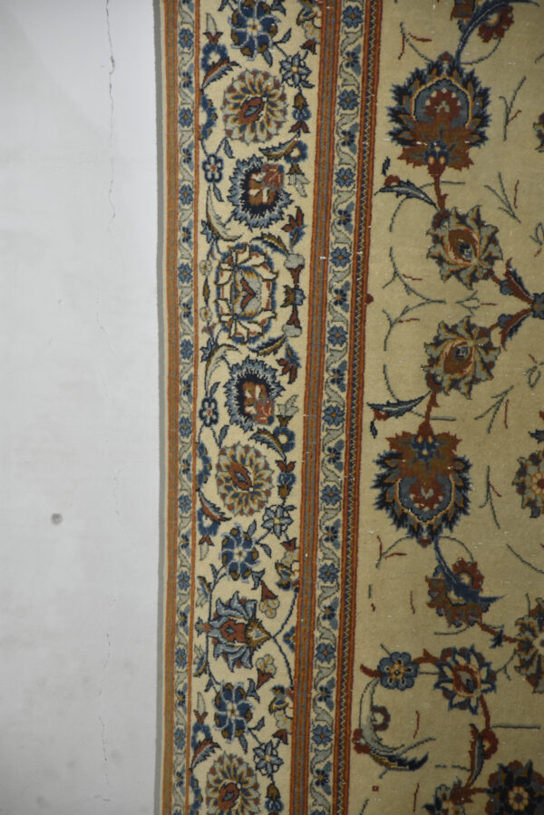 שטיח קאשאן בגווני צהוב אדום וכחול