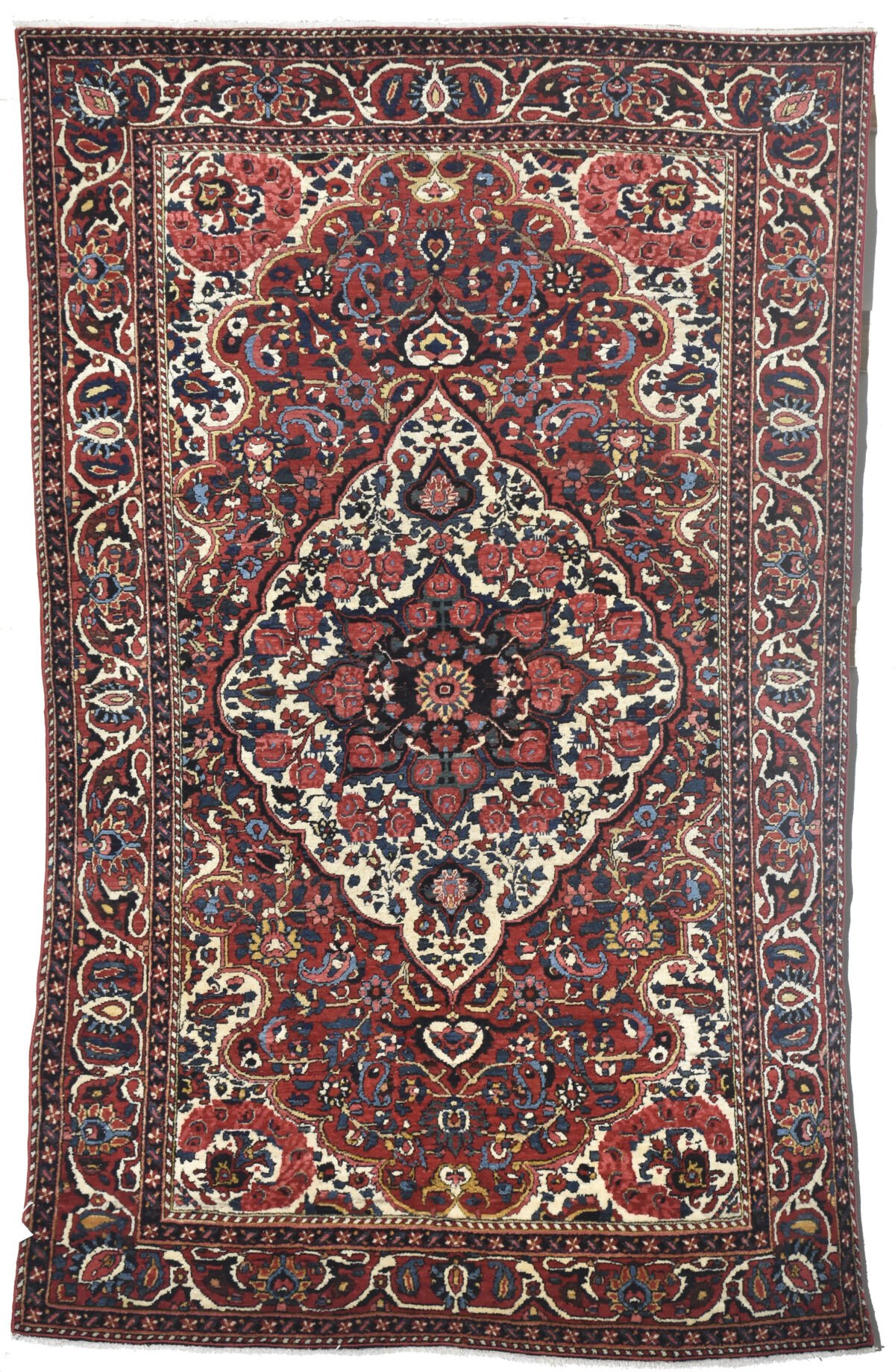 שטיח בטחטיאר בצבעי אדום בז' שחור וכחול