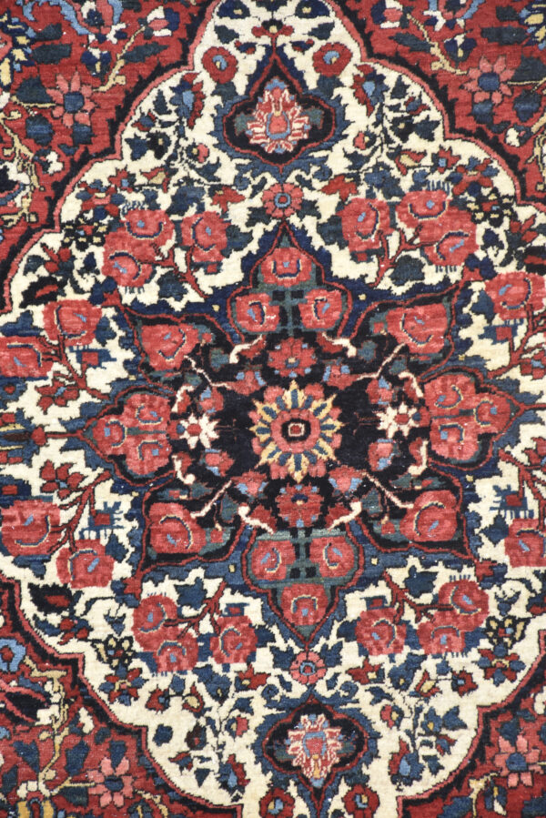 שטיח בטחטיאר בצבעי אדום בז' שחור וכחול