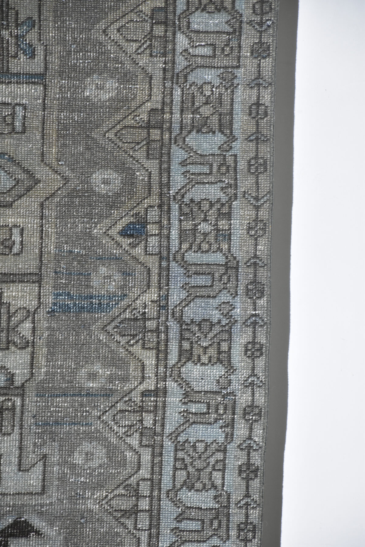 שטיח וינטאג' בגווני כחול תכלת ואפור