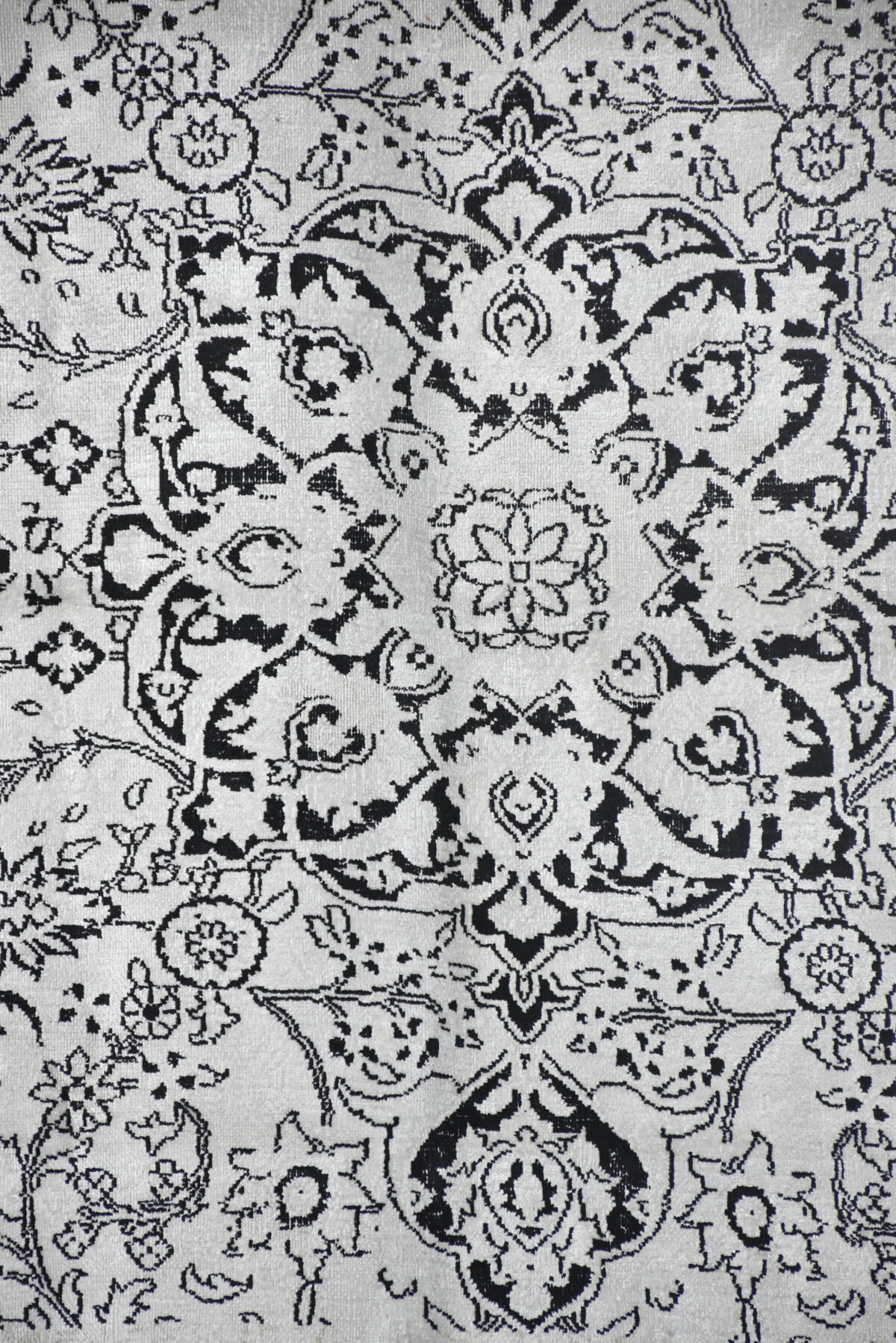 שטיח משי בצבעי שחור ולבן