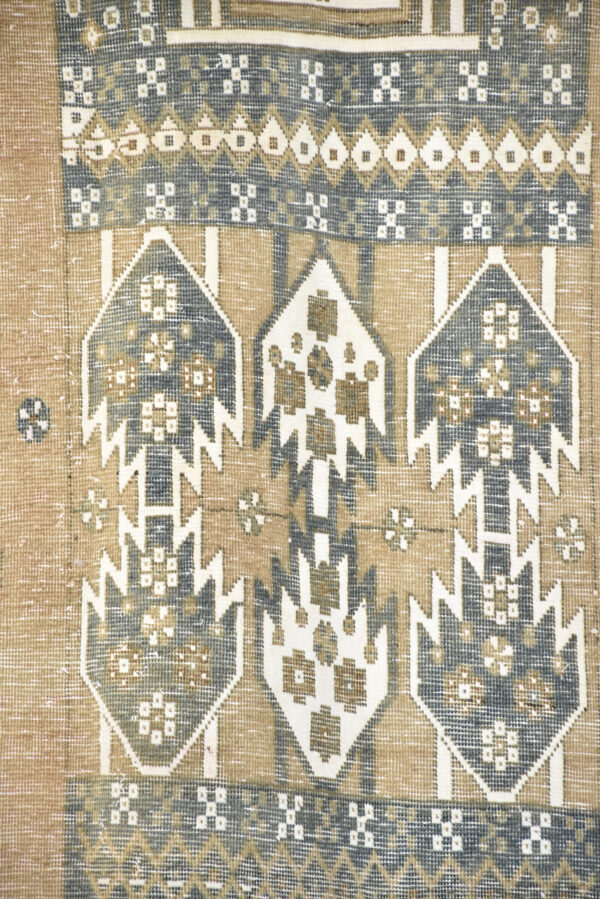 שטיח וינטאג' בגווני צהוב לבן כחול וירוק